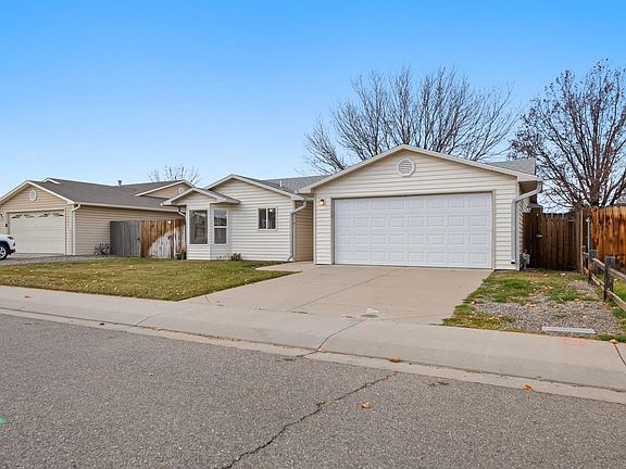 3rd image of 253 E Gloucester Cir