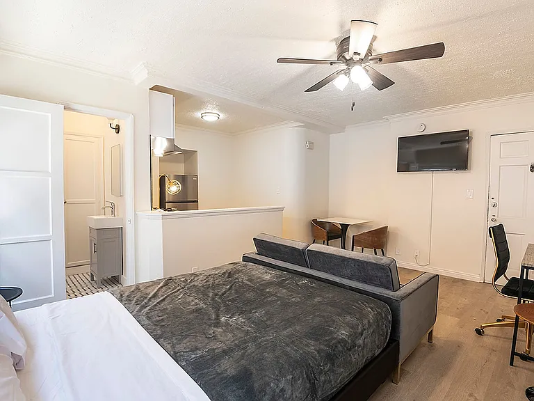 Crenshaw Park Apartments — Photo 9