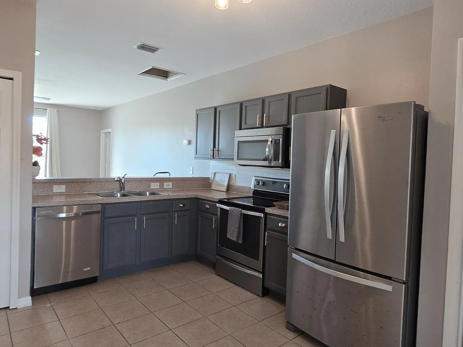 3 bed, 2.0 bath, 1344 sqft, $2,000 — Photo 3