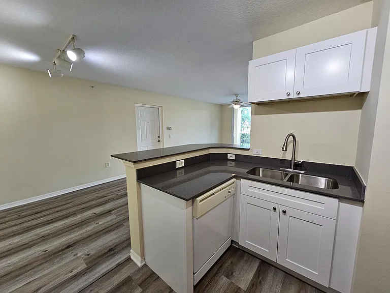604 Villa Cir #604 — Photo 6