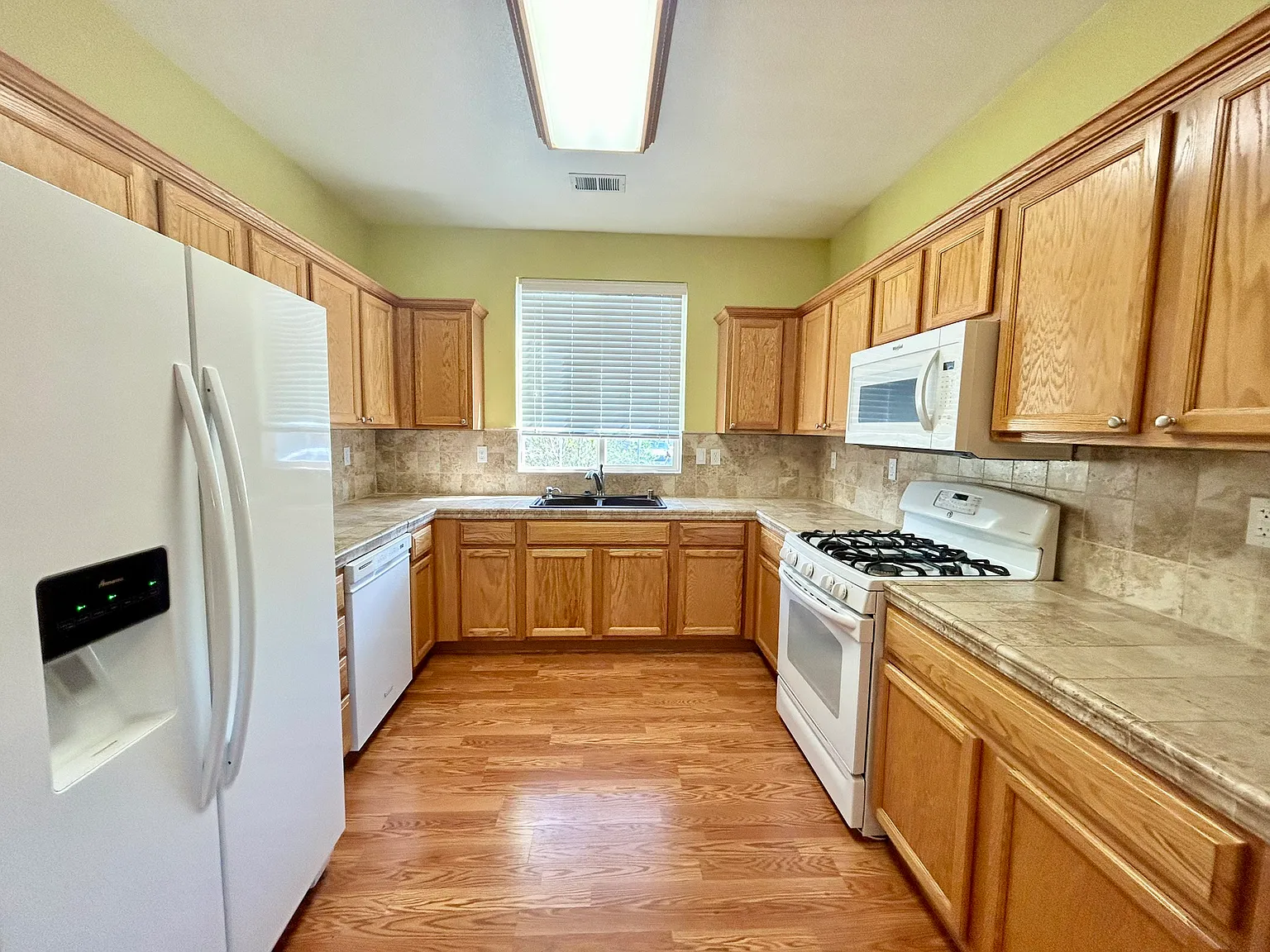 3 bed, 1251 sqft, $2,200 — Photo 4