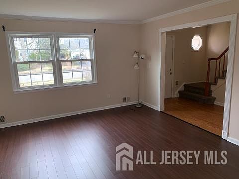2nd image of 10 Oaktree Rd