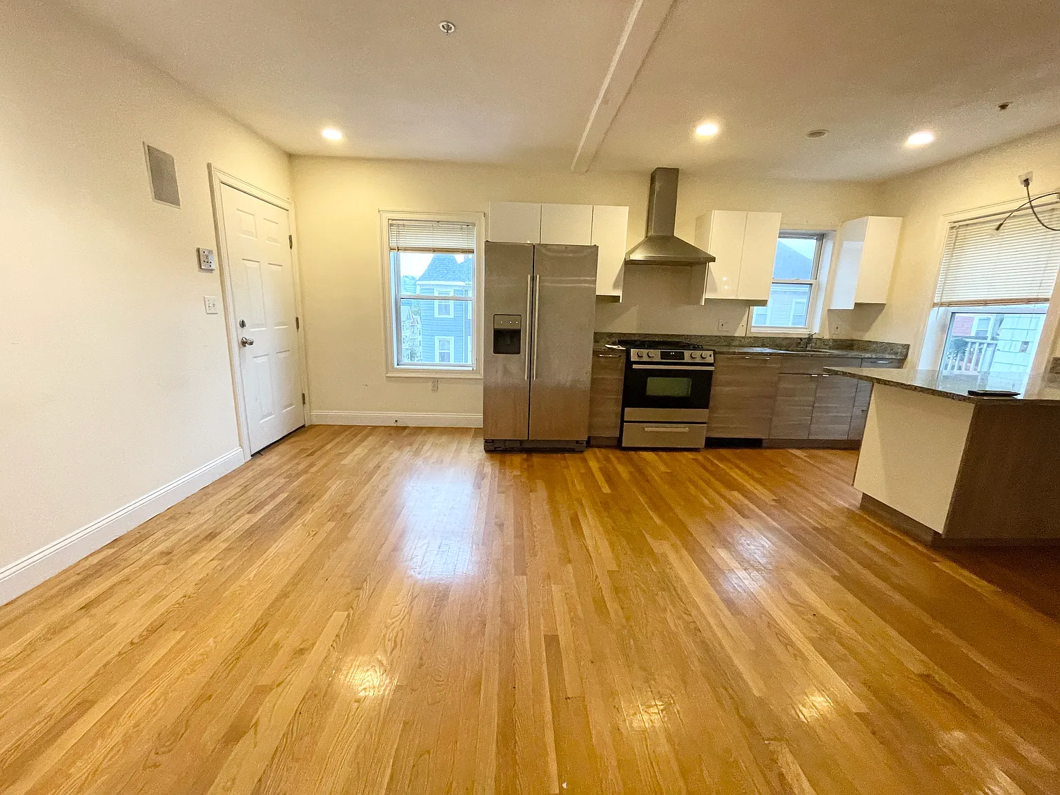 4 bed, 999 sqft, $1,295 — Photo 2