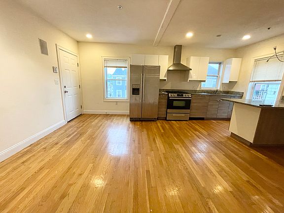 2nd image of 128A Hillside St #2