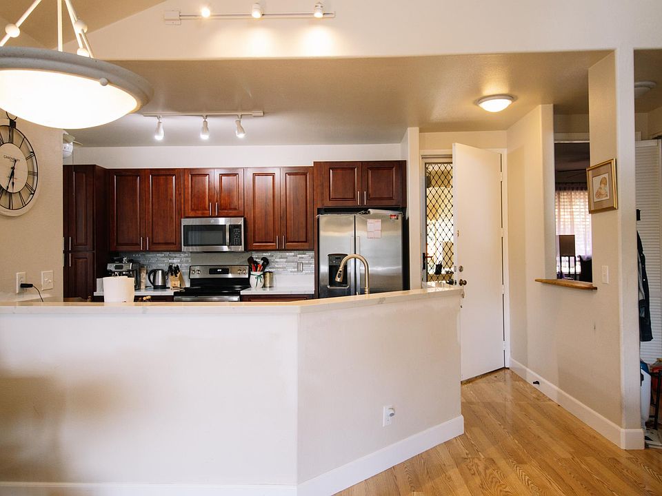 kitchen area, entrance