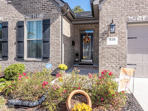 3rd image of 816 Copperwood Ln
