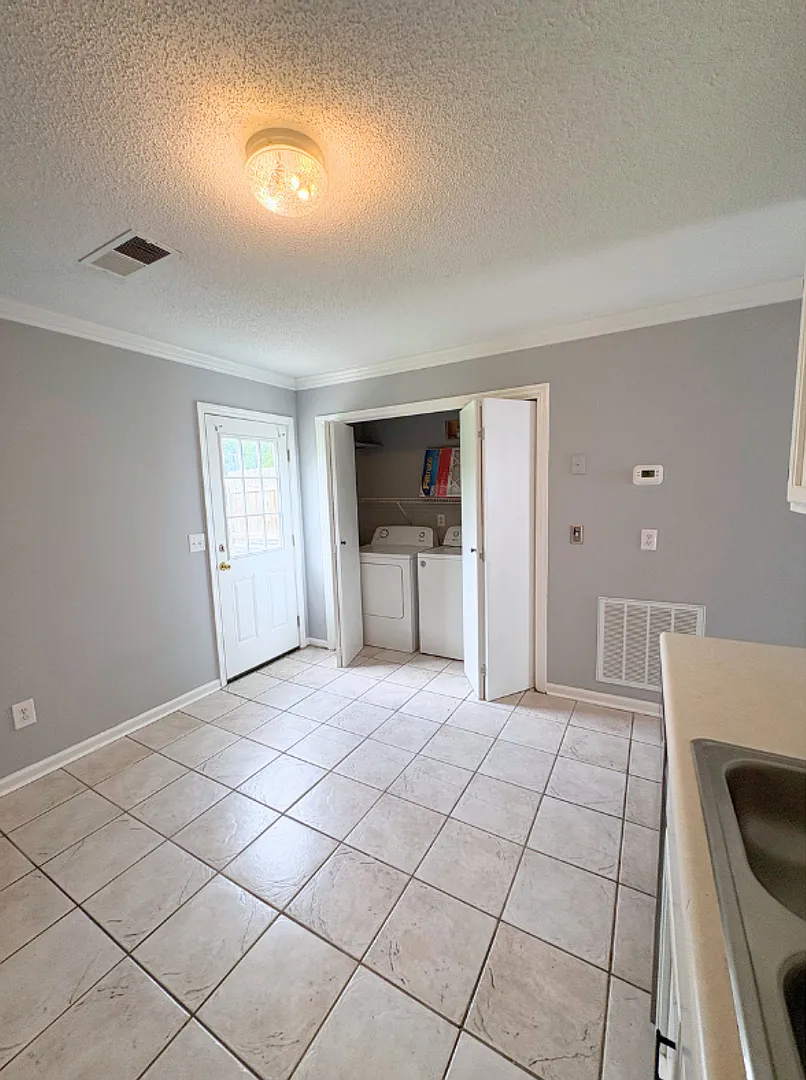 3455 Hedge Dr — Photo 4