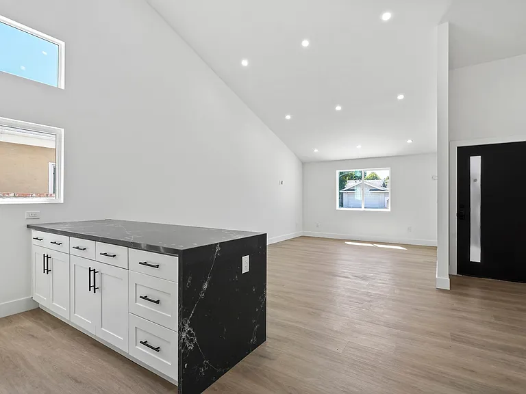 7906 Oakdale Ave — Photo 6