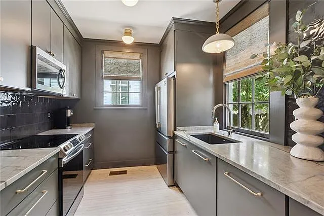 1453 Webster St — Photo 10