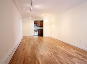 525 W 49th St
