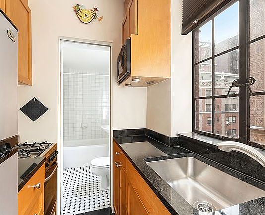 5th image of 333 E 43rd St APT 906