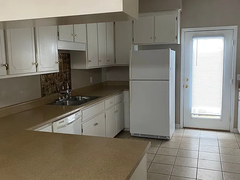 115 Woodmere Dr — Photo 2