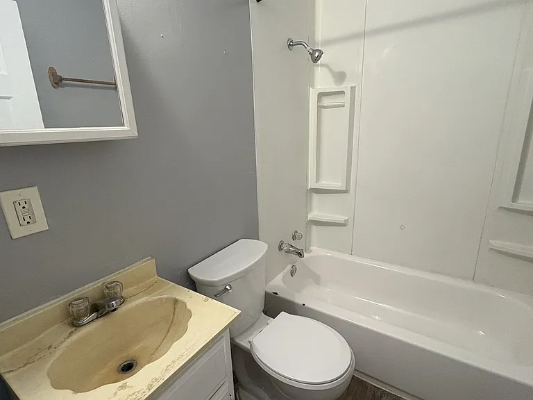 225 N Hope St — Photo 7