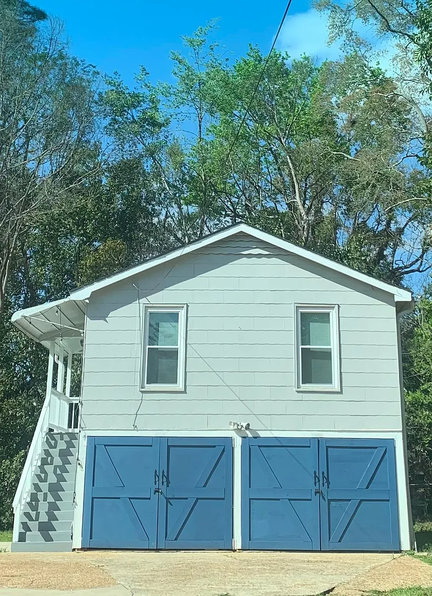 Building Photo - 726 E College Ave