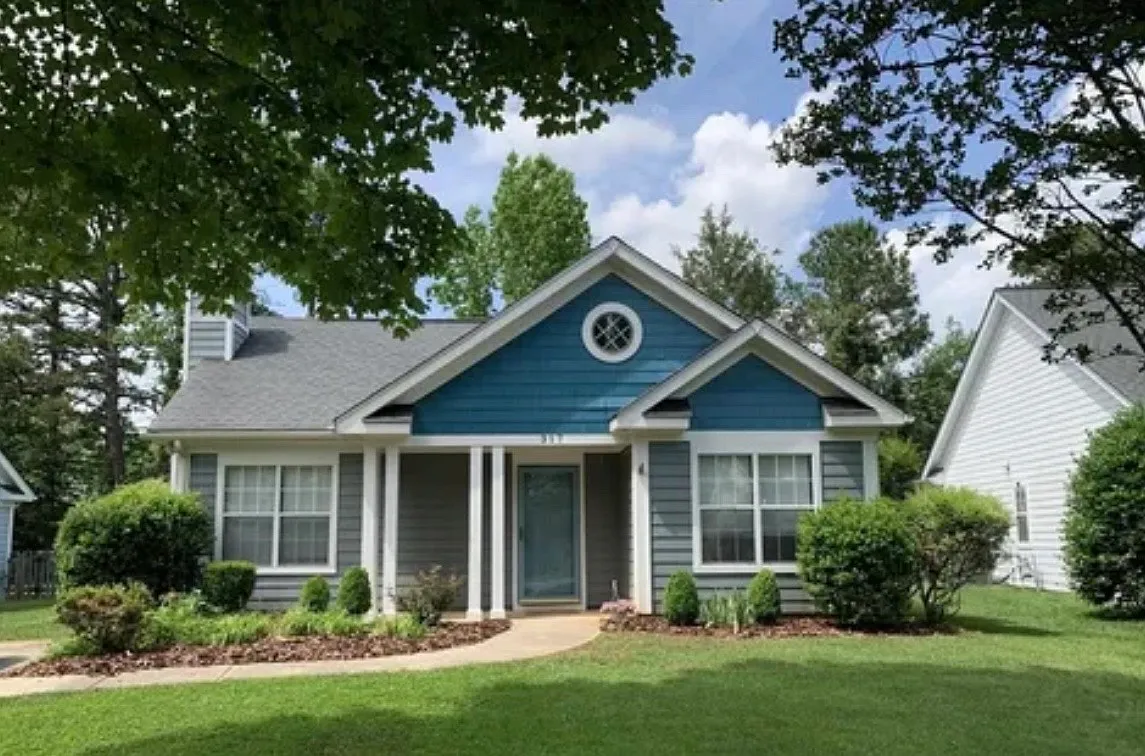 3 bed, 1102 sqft, $1,950 — Photo 1