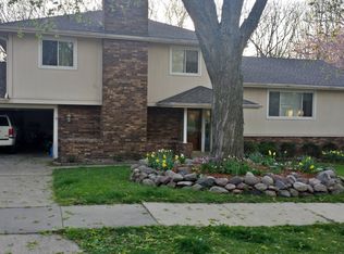 1652 Rio Valley Dr, Clive, IA 50325