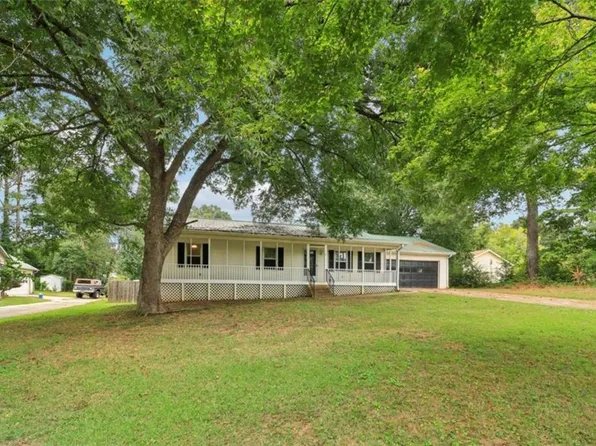 220 W Honeysuckle Ln, Carrollton, GA 30116