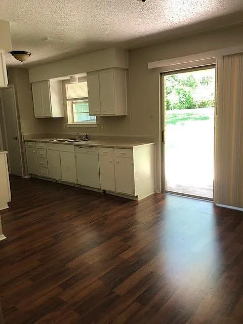 3 bed, 1.5 bath, $1,380 — Photo 3