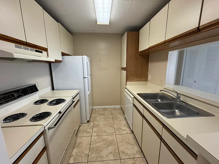 7667 N Wickham Rd #613 — Photo 8