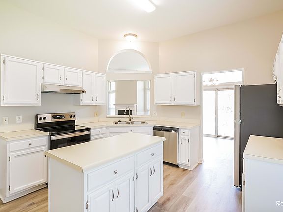 2nd image of 107 Knollwood Ct