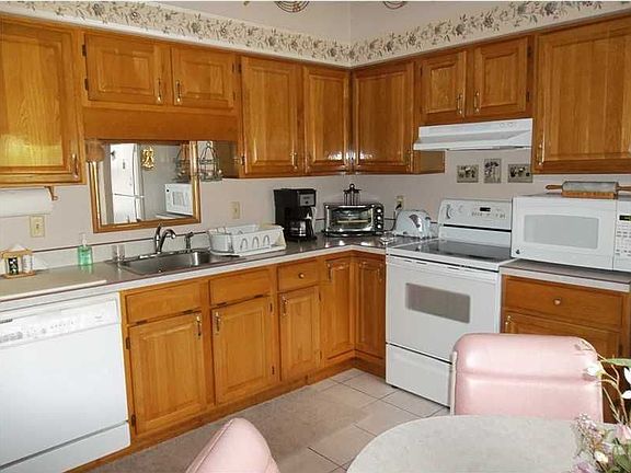 2nd image of 2268 Bannister St