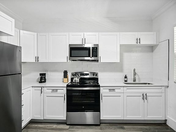 3rd image of 806 E Chelsea St #A