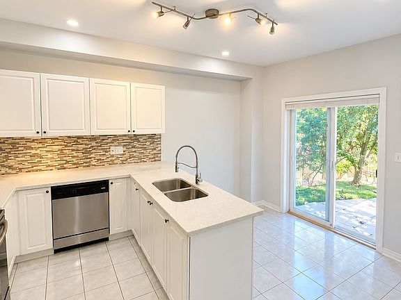 5th image of 454 Huntington Ridge Dr