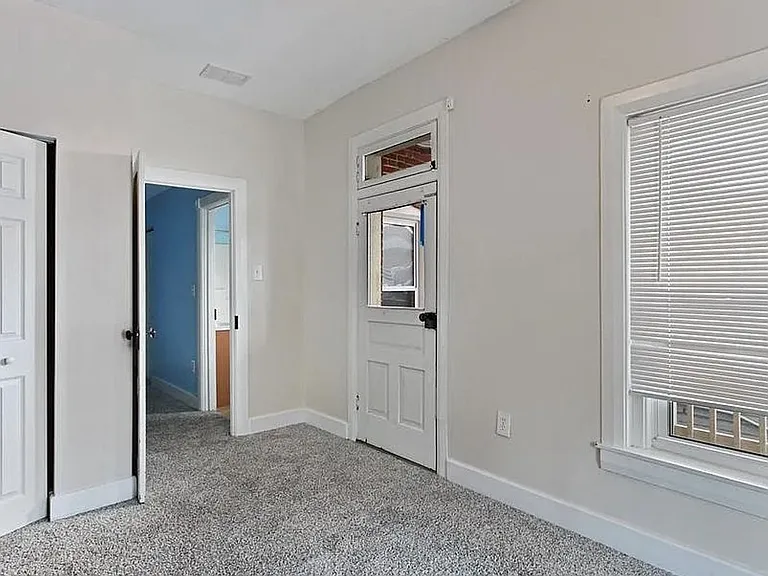 216 W Broadway — Photo 12