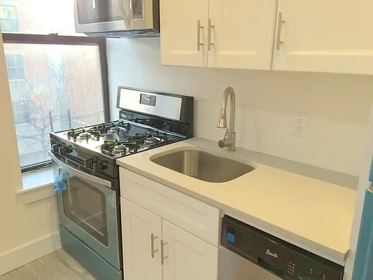 Rented by Uptown Flats LLC | media 25