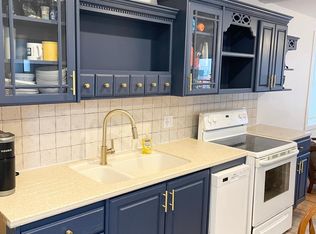16 Shaws Ln, Bristol, RI 02809