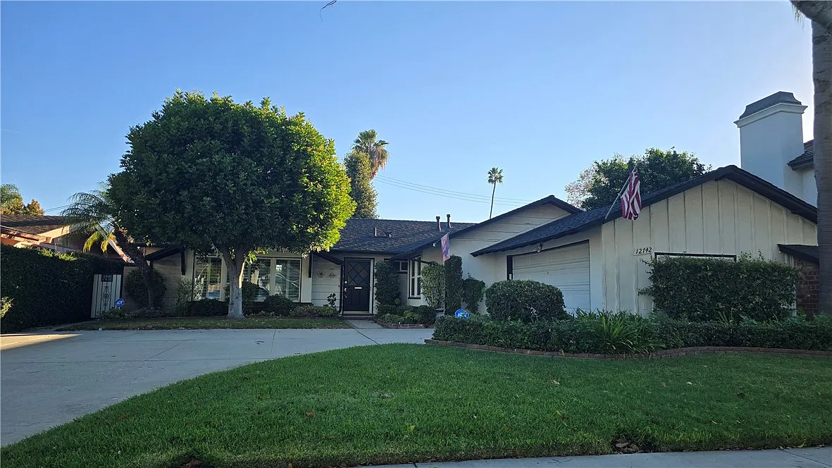 4 bed, 2325 sqft, $6,900 — Photo 1