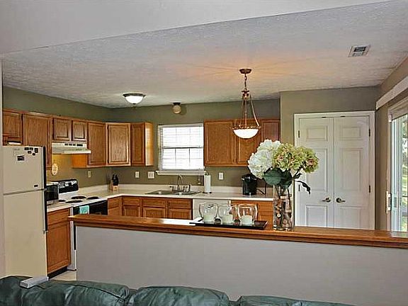 5th image of 1634 N Park Hill Dr