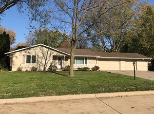 5196 Coachman Rd, Bettendorf, IA 52722