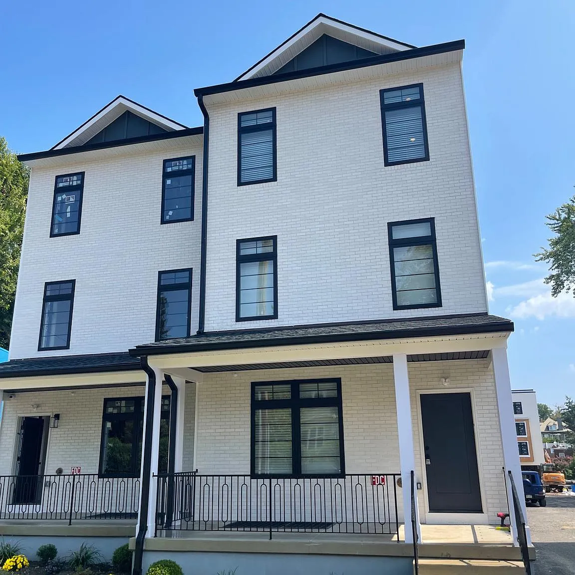 1 bed, 1.5 bath, 800 sqft, $1,599 — Photo 1