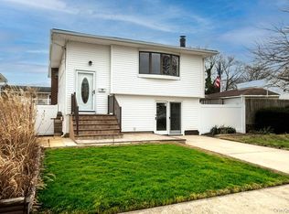 15 E Clearwater Rd, Lindenhurst, NY 11757