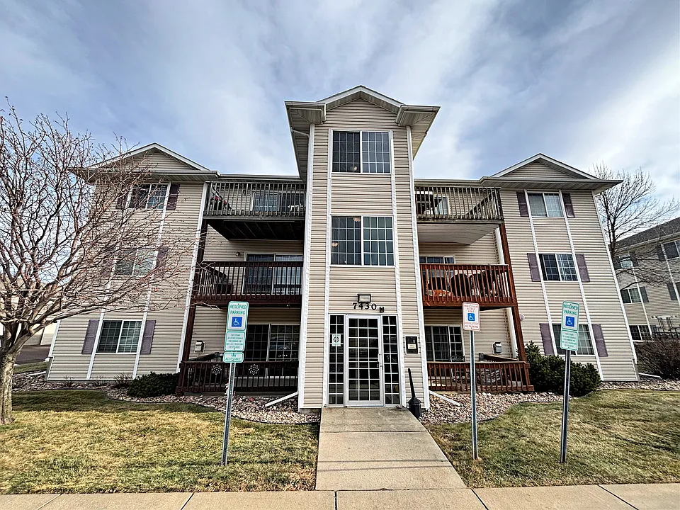 7430 S Louise Ave #301