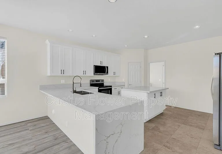 846 W Carob Dr — Photo 5