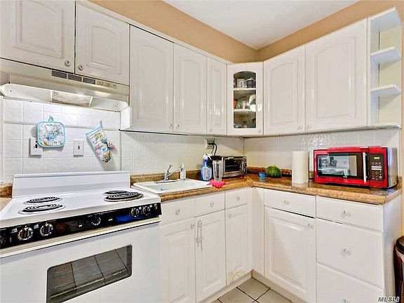 4th image of 16 Hearth Ln