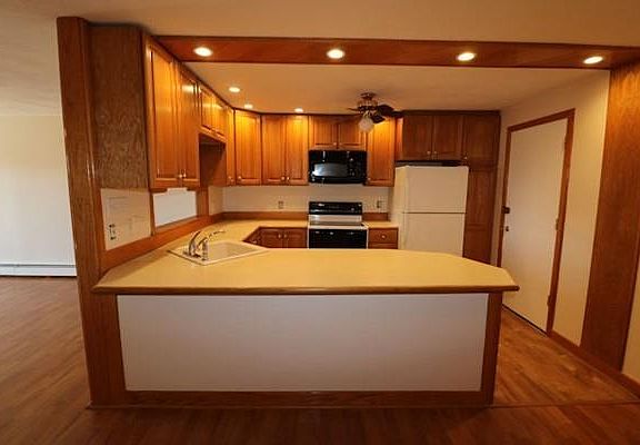 5th image of 300 Governors Dr APT 15