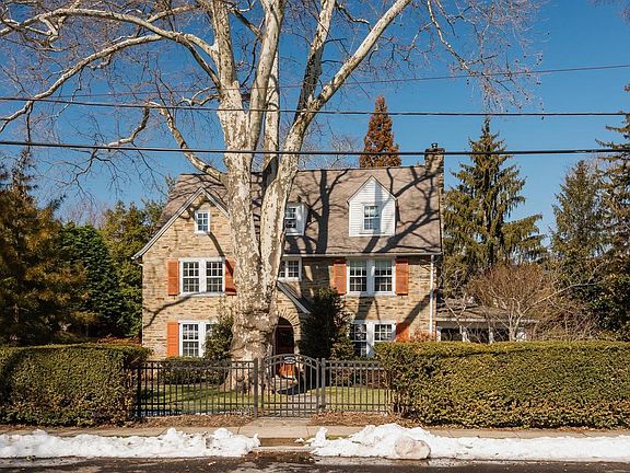 2nd image of 621 Pembroke Rd