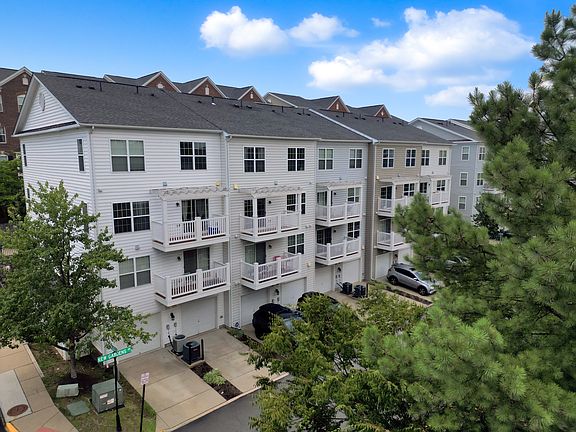 2nd image of 2289 Kew Gardens Dr