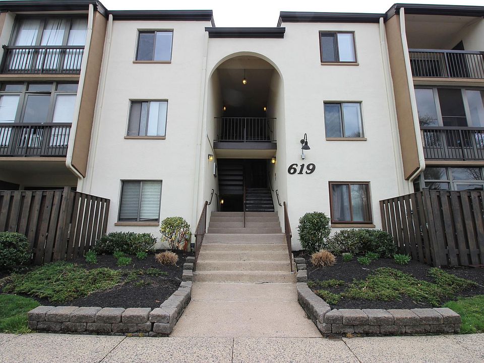 1st image of 204 Center St #204