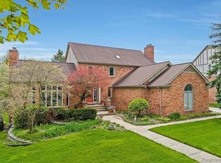 1672 Stony Creek Dr, Rochester, MI 48307