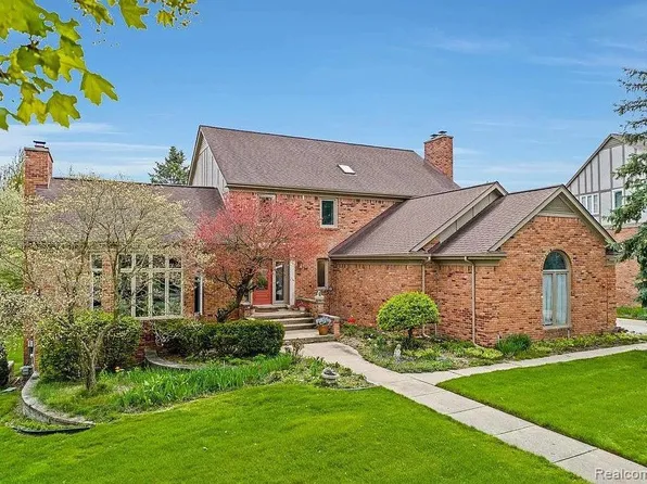 1672 Stony Creek Dr, Rochester, MI 48307