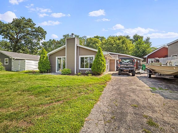 3rd image of 1833 Lakewood Dr