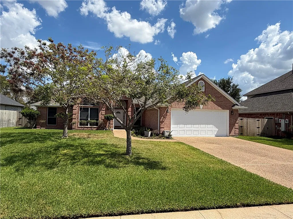 4 bed, 2.5 bath, 2187 sqft, $2,600 — Photo 2
