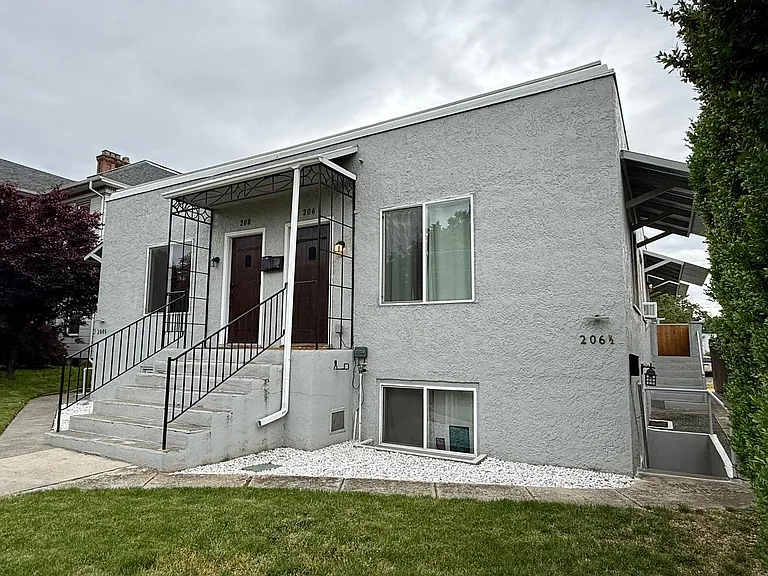208 5th St — Photo 1