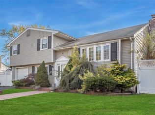 4 Westlane Dr, Plainview, NY 11803