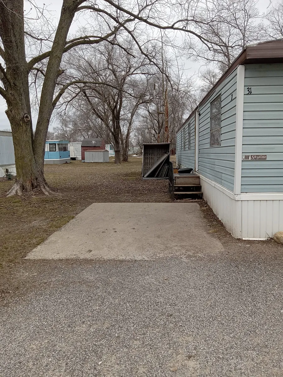 Building Photo - 204 E Hegeler Ln #31