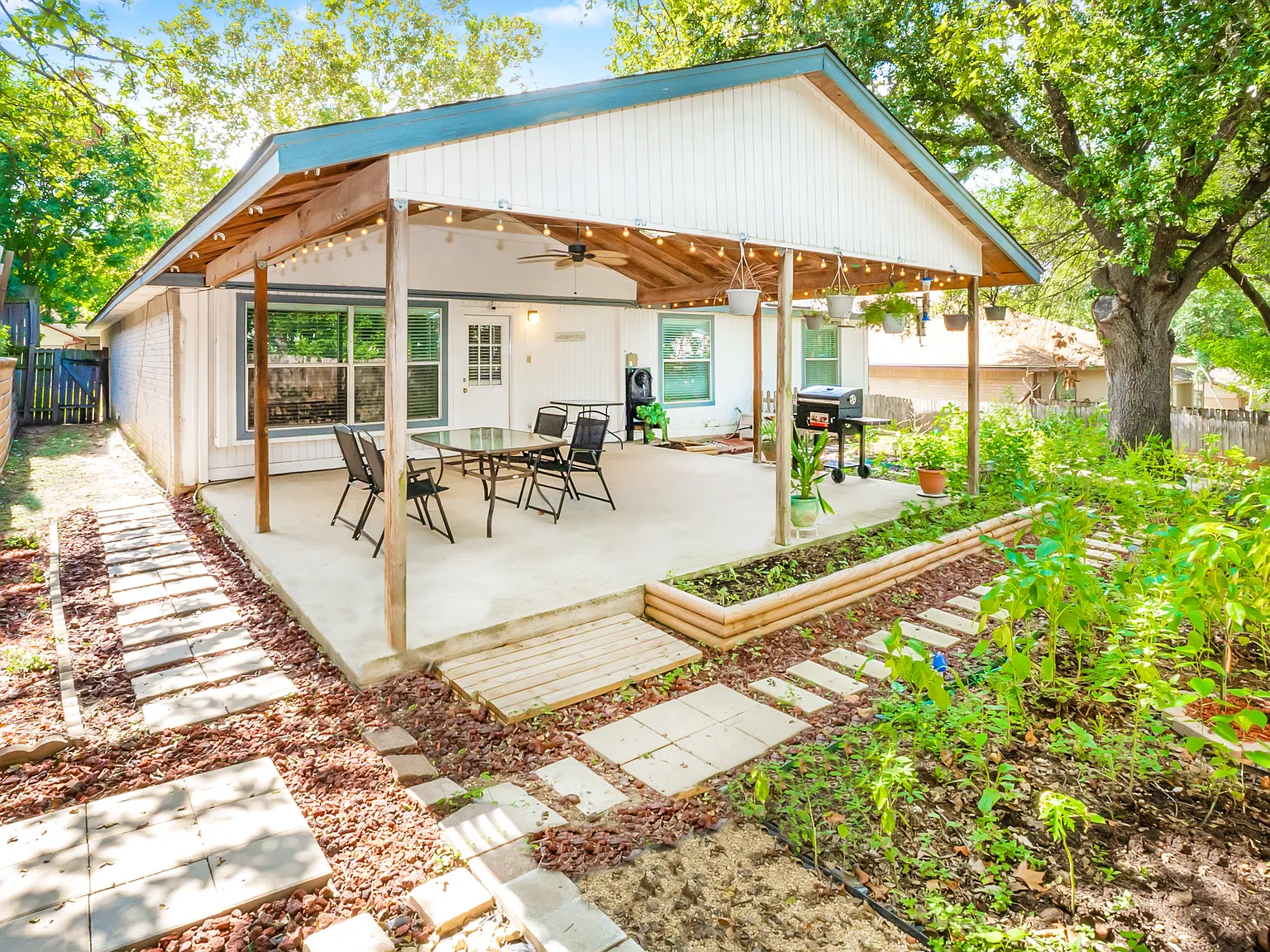 3 bed, $4,680 — Photo 1